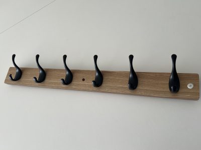 Snagabretti askur með 6 svörtum snögum