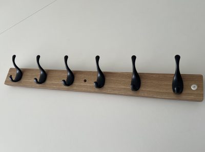 Snagabretti askur með 6 svörtum snögum